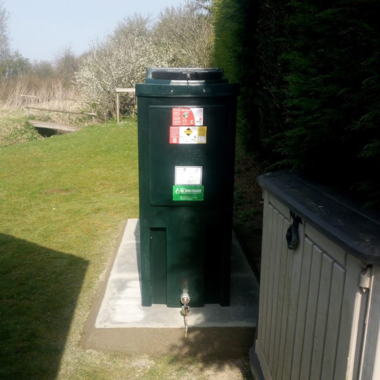 Vertical oil tank