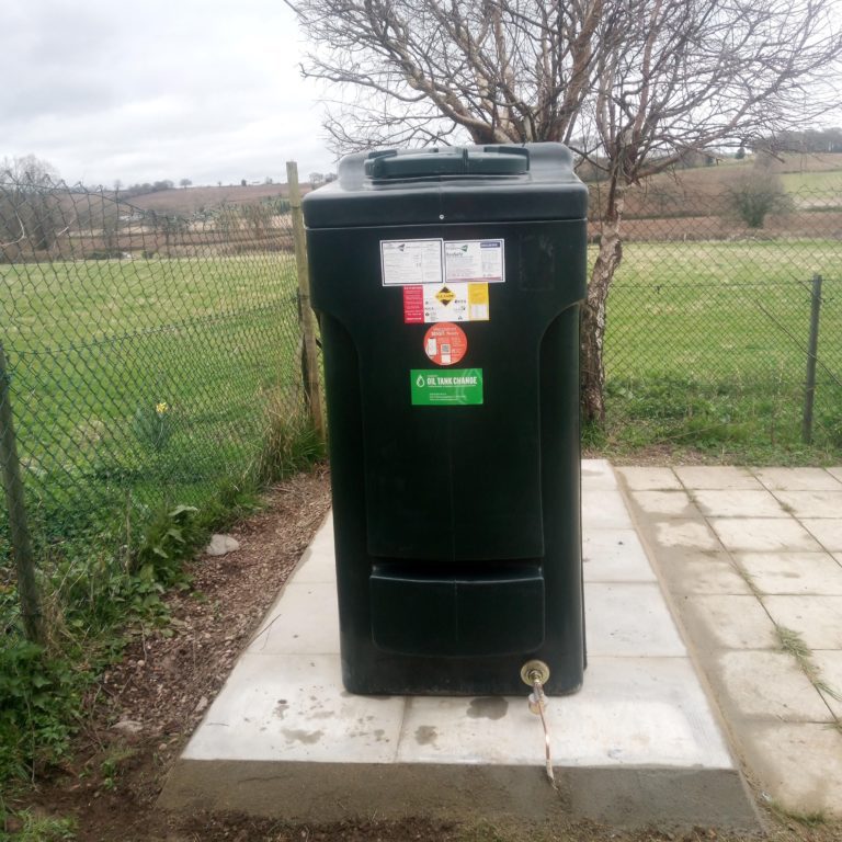 Vertical oil tank fence